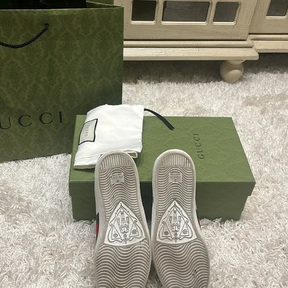❤️Beautiful Authentic Gucci Ace White leather Sneakers-❤️excellent condition
